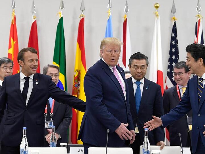 Das große Händeschütteln: Frankreichs Präsident Emmanuel Macron (l.), US-Präsident Donald Trump und der japanische Premier Shinzo Abe.