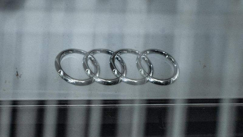 Hinter einem Metallzaun steht ein Audi mit dem Logo des Autoherstellers auf der Motorhaube. Foto: Armin Weigel/Archiv Hinter einem Metallzaun steht ein Audi mit dem Logo des Autoherstellers auf der Motorhaube. Foto: Armin Weigel/Archiv