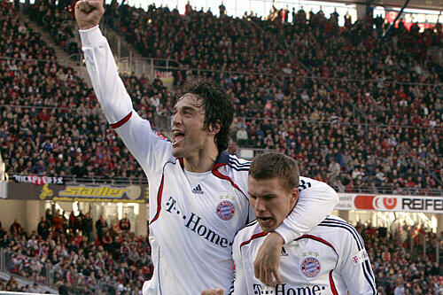 Diesmal nur Gratulant: Luca Toni (l.), in Nürnberg am Samstag ohne Treffer, umarmt Lukas Podolski, der den Bayern mit seinem Joker-Tor zum 1:1 wenigstens einen Punkt rettete.