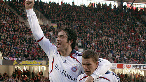Diesmal nur Gratulant: Luca Toni (l.), in Nürnberg am Samstag ohne Treffer, umarmt Lukas Podolski, der den Bayern mit seinem Joker-Tor zum 1:1 wenigstens einen Punkt rettete. Diesmal nur Gratulant: Luca Toni (l.), in Nürnberg am Samstag ohne Treffer, umarmt Lukas Podolski, der den Bayern mit seinem Joker-Tor zum 1:1 wenigstens einen Punkt rettete.