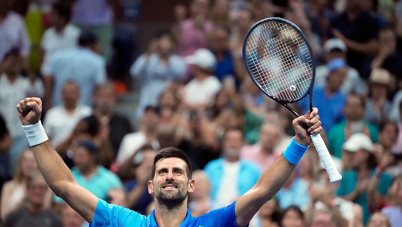 Novak Djokovic jubelt nach seinem Sieg.