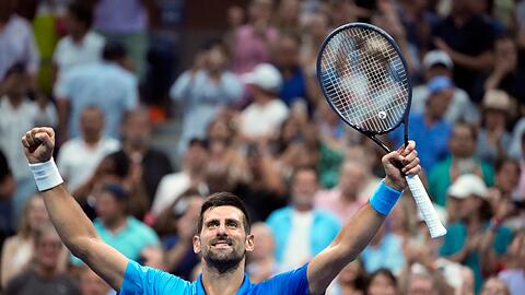 Novak Djokovic jubelt nach seinem Sieg.