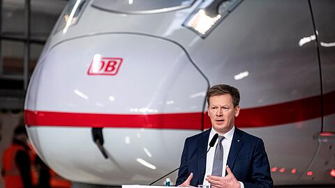 Bahnchef Richard Lutz dürfte noch einige Monate Zeit haben, bis eine Entscheidung über seinen Verbleib an der Konzernspitze getroffen wird. (Archivbild)