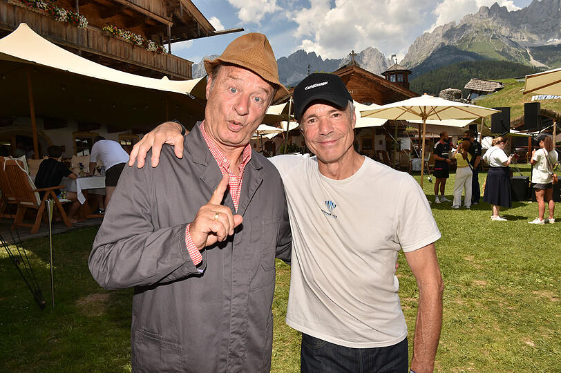"Hausmeister Krause" Tom Gerhardt zusammen mit Hannes Jaenicke im Stanglwirt.