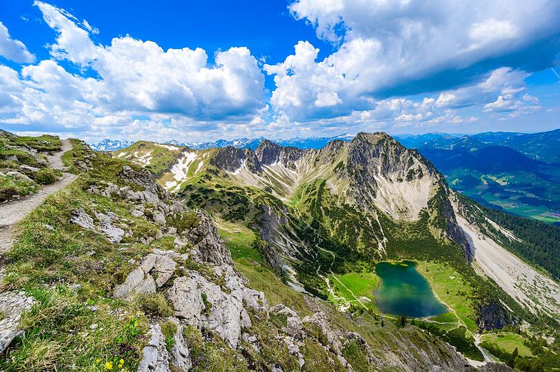 Die beliebte Wanderregion im Allgäu hat noch mehr zu bieten: das Bergmassiv Rubihorn, das zusammen mit dem Nebelhorn zur sogenannten Daumengruppe zählt. Touren auf das 1.957 Meter hohe Rubihorn führen über den wunderschönen Gaisalpsee (Bild). Neben der atemberaubenden Aussicht gibt es auf den Touren zahlreiche Einkehrmöglichkeiten sowie Badegelegenheiten. Die beliebte Wanderregion im Allgäu hat noch mehr zu bieten: das Bergmassiv Rubihorn, das zusammen mit dem Nebelhorn zur sogenannten Daumengruppe zählt. Touren auf das 1.957 Meter hohe Rubihorn führen über den wunderschönen Gaisalpsee (Bild). Neben der atemberaubenden Aussicht gibt es auf den Touren zahlreiche Einkehrmöglichkeiten sowie Badegelegenheiten.