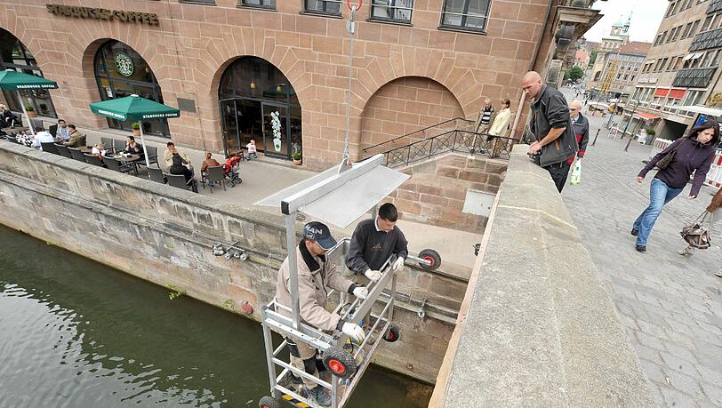 Von einer Gondel aus arbeiteten die Steinmetze am Geländer der Fleischbrücke. Von einer Gondel aus arbeiteten die Steinmetze am Geländer der Fleischbrücke.
