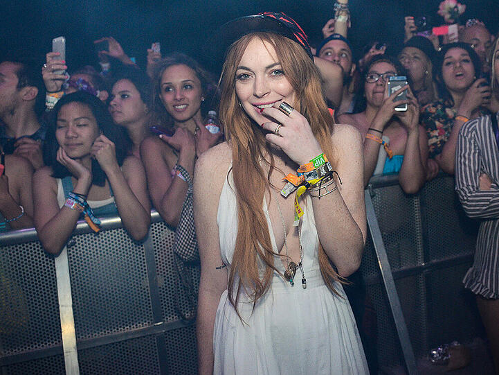 Mit gewohnt entrücktem Blick verfolgt Lindsay Lohan Lana Del Rays Auftritt beim Coachella-Festival