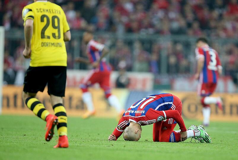 Das Comeback von Arjen Robben dauerte gerade einmal 16 Minuten, dann krümmte er sich schon wieder am Boden - und musste verletzt raus.