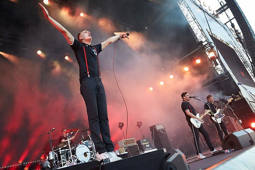 Es scheint der Band zu gefallen vor den tausenden Rockfans auf der Hauptbühne zu performen.