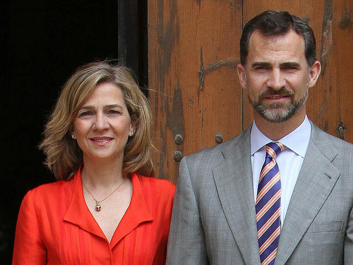12. Juni: Titel entzogen in Spanien: Während sich alle Royal-Fans auf die Traumhochzeit in Schweden am 13. Juni freuten, sorgte das spanische Königshaus am 12. Juni für eine Skandal-Nachricht: König Felipe entzog - ziemlich genau ein Jahr nach seiner Inthronisation - seiner älteren Schwester, Cristina von Spanien (50), den Fürstentitel. Gründe für die Entscheidung gab das spanische Königshaus nicht an. Es dürfte aber mit der Korruptionsaffäre um ihren Ehemann Inaki Urdangarin (47) zu tun haben.