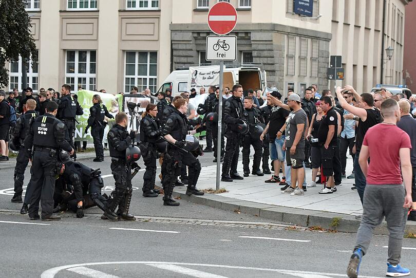 Eskalation pur: In Bautzen kommt es wieder mal zu gewalttätigen Auseinandersetzungen zwischen Rechtsradikalen und Flüchtlingen. Sehen Sie hier die Bilder.