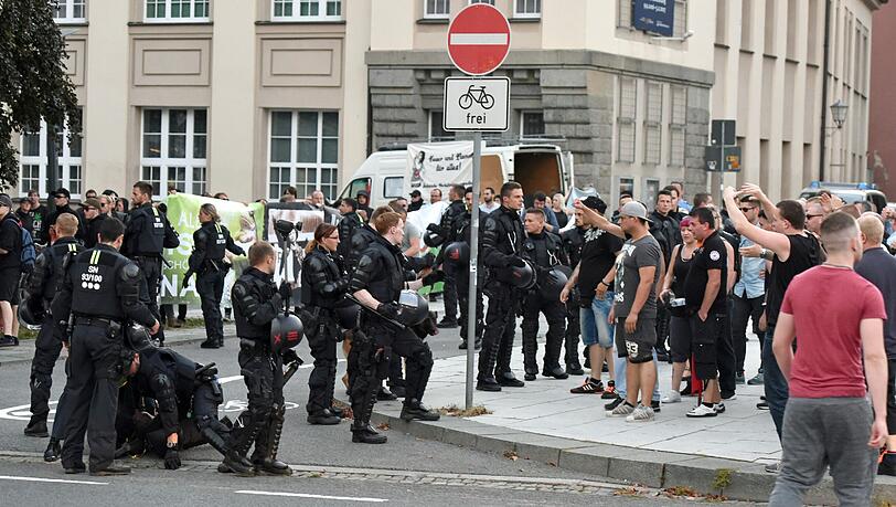 Eskalation pur: In Bautzen kommt es wieder mal zu gewalttätigen Auseinandersetzungen zwischen Rechtsradikalen und Flüchtlingen. Sehen Sie hier die Bilder. Eskalation pur: In Bautzen kommt es wieder mal zu gewalttätigen Auseinandersetzungen zwischen Rechtsradikalen und Flüchtlingen. Sehen Sie hier die Bilder.