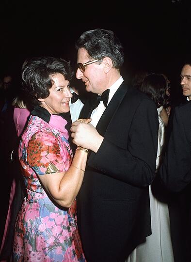 Hans-Jochen Vogel mit seiner Frau Liselotte beim Tanz auf dem Bundespresseball in Bonn am 7. November 1975.