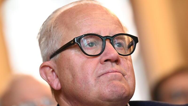DFB-Präsident Fritz Keller wirbt um Verständnis für Geisterspiele. DFB-Präsident Fritz Keller wirbt um Verständnis für Geisterspiele.