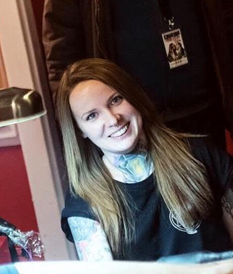 Marion Glas von "Brandner und Kneißl" in Sauerlach: "Ich bin wütend und enttäuscht, dass es nicht bei der bundesweiten Öffnung der Tattoostudios geblieben ist. In Bayern darf man sich nun wieder die Fingernägel bunt machen lassen - warum nicht die Haut?"