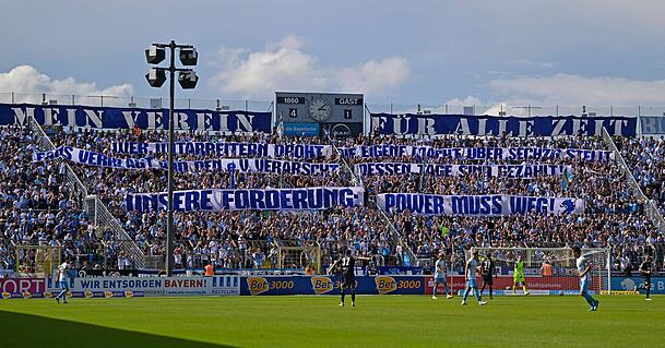 Die Löwen-Ultras protestierten auch am vergangenen Wochenende wieder gegen Anthony Power. Die Löwen-Ultras protestierten auch am vergangenen Wochenende wieder gegen Anthony Power.