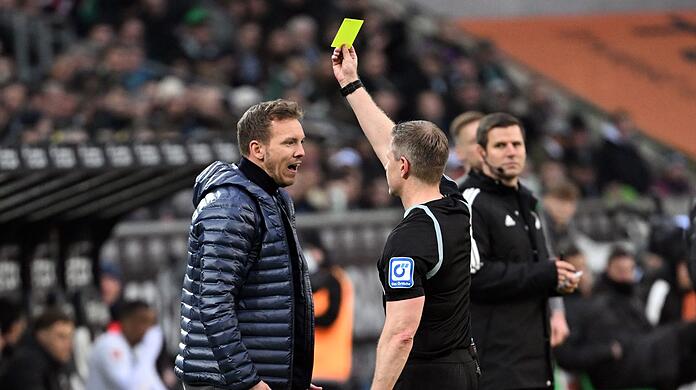 Schiedsrichter Tobias Welz zeigt Bayerns Trainer Julian Nagelsmann die gelbe Karte.