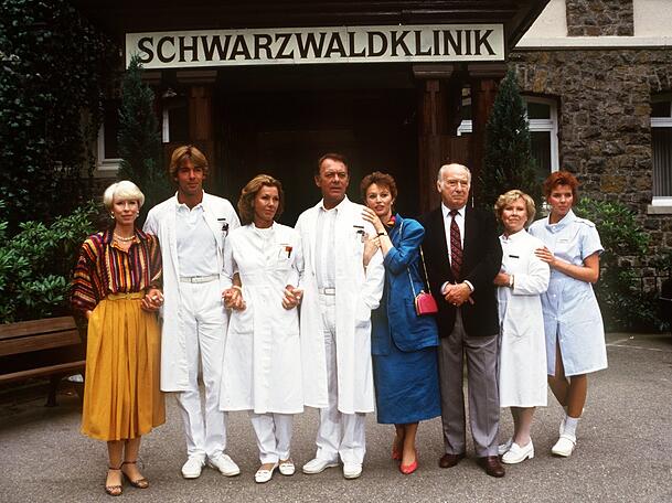 Schauspielerin Ilona Grübel (5. v.l.) steht mit Kollegen aus der "Schwarzwaldklinik" im Glottertal. Schauspielerin Ilona Grübel (5. v.l.) steht mit Kollegen aus der "Schwarzwaldklinik" im Glottertal.