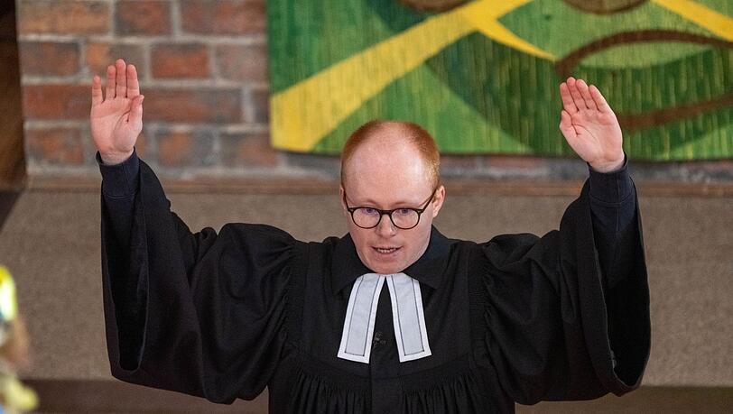 Vikar Tim Trabe leitete den Familiengottesdienst, mit dem am Sonntag des toten Fabian aus Güstrow gedacht wurde.