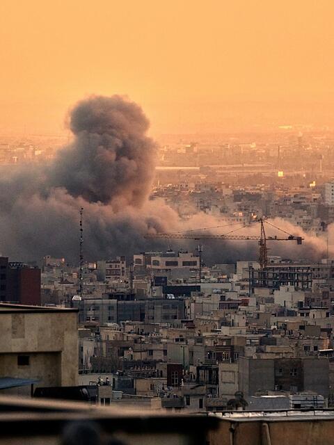 Eine Rauchwolke steigt nach einem amerikanisch-israelischen Milit&auml;rschlag &uuml;ber Teheran auf.