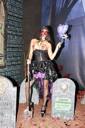 Micaela Schäfer als Nackt-Zombie