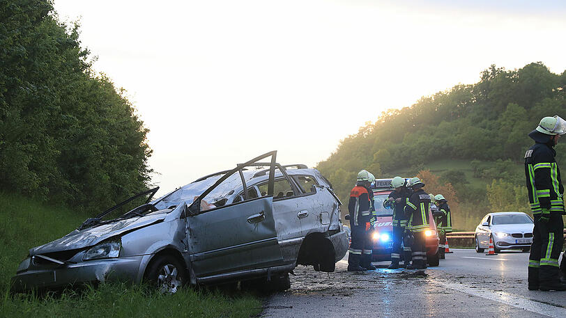Nach Überschlag des Fahrzeugs ließ ein Unfallfahrer seine schwerverletzte Ehefrau im Wrack zurück. Die Bilder.