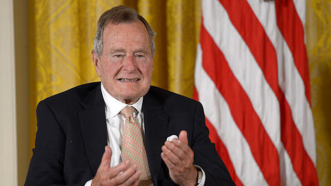 Zwei Schauspielerinnen erheben Vorwürfe gegen George Bush Senior.