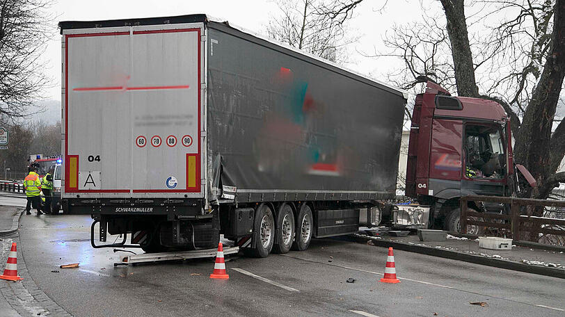 Eine Fahrt mit überhöhter Geschwindigkeit durch das oberbayerische Trostberg endet für den Fahrer eines Sattelzuges über dem Abgrund.