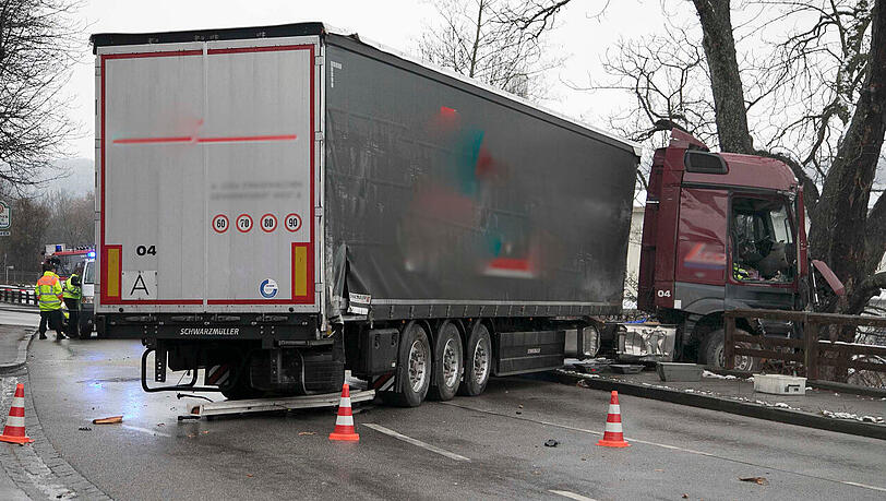 Eine Fahrt mit überhöhter Geschwindigkeit durch das oberbayerische Trostberg endet für den Fahrer eines Sattelzuges über dem Abgrund. Eine Fahrt mit überhöhter Geschwindigkeit durch das oberbayerische Trostberg endet für den Fahrer eines Sattelzuges über dem Abgrund.