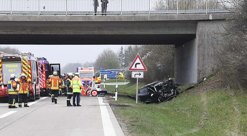 Tödlicher Unfall auf der A 94. Das Auto ging in Flammen auf.