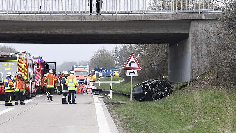 Tödlicher Unfall auf der A 94. Das Auto ging in Flammen auf. Tödlicher Unfall auf der A 94. Das Auto ging in Flammen auf.