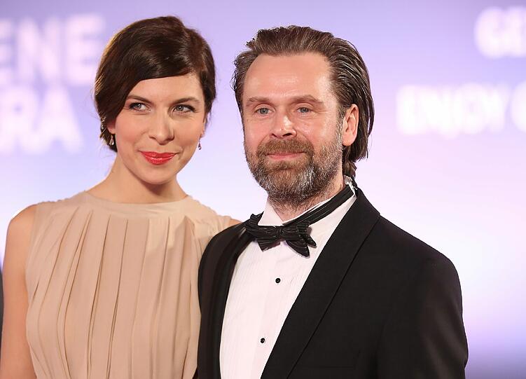 Die Schauspieler Theresa Kronthaler und Matthias Matschke.