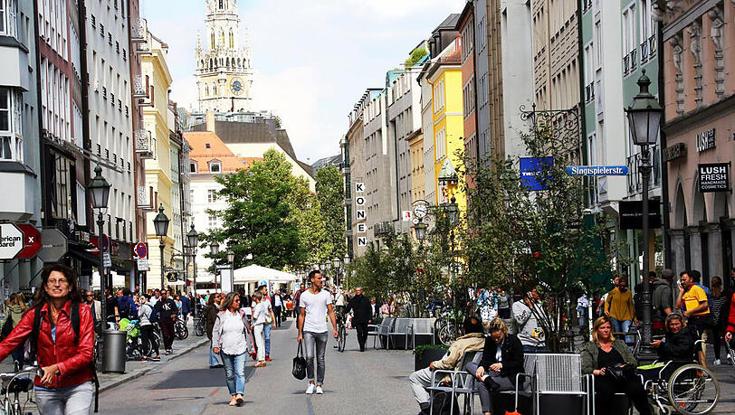 Für Fußgänger geöffnet: die Sendlinger Straße. Für Fußgänger geöffnet: die Sendlinger Straße.
