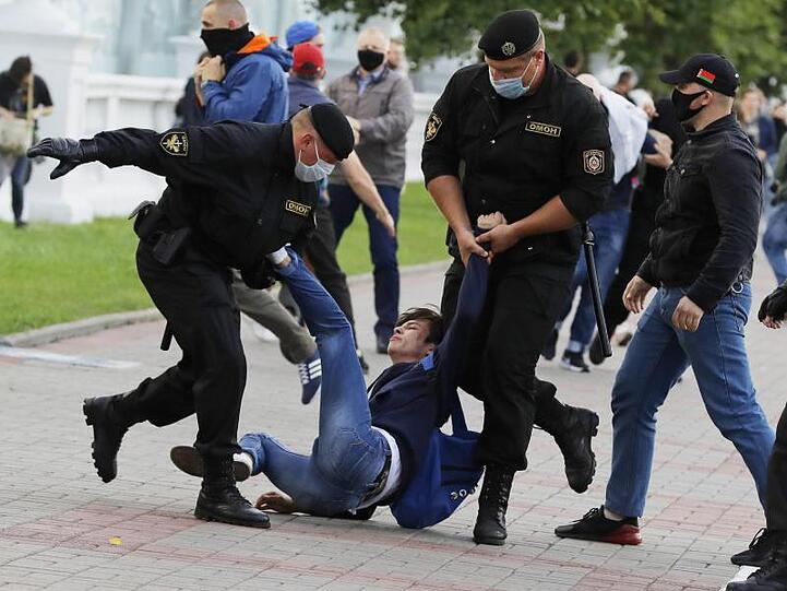 Polizisten nehmen einen Demonstranten während einer Kundgebung in Minsk Mitte Juli fest.