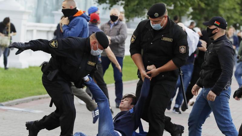 Polizisten nehmen einen Demonstranten während einer Kundgebung in Minsk Mitte Juli fest.