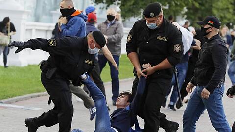 Polizisten nehmen einen Demonstranten während einer Kundgebung in Minsk Mitte Juli fest.