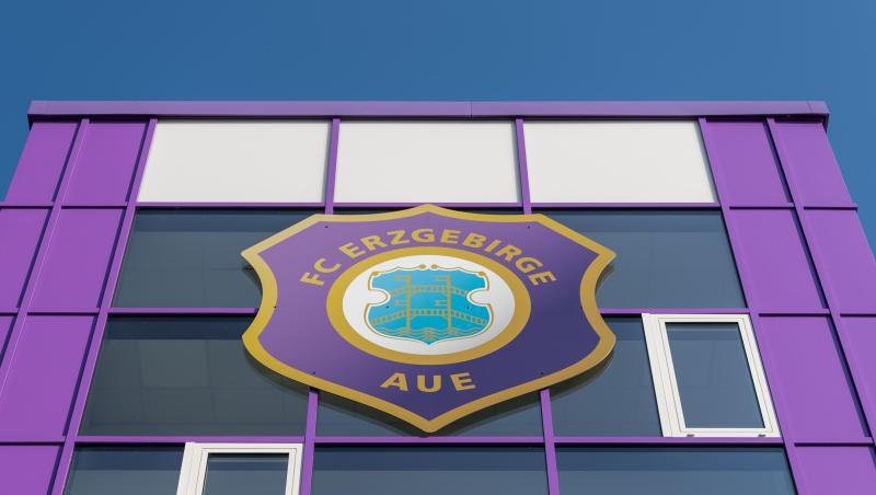 Weil zwei Spieler positiv auf das Coronavirus getestet wurden musste das Team von Aue unverzüglich heimreisen.