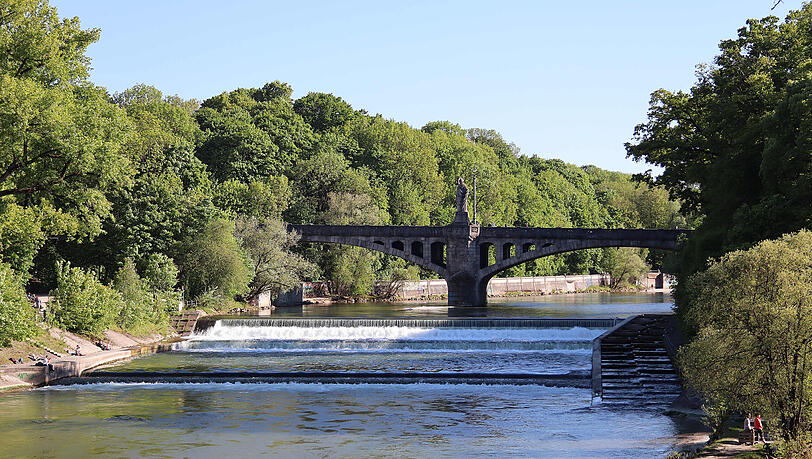 Blick auf die Maximiliansbrücke und die Isar (Archivbild).