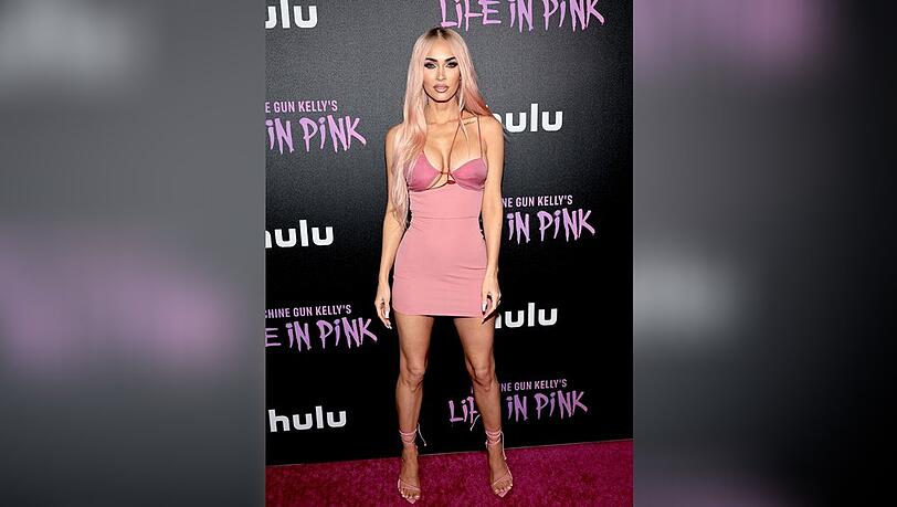 Megan Fox bei der Premiere der Hulu-Doku "Machine Gun Kelly's Life in Pink" mit blonden Haaren und rosa Strähnchen.