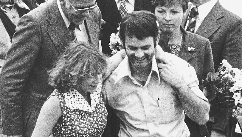 Jürgen Vietor mit der am Bein verletzten Gabi von Lutzau bei der Rückkehr 1977. Jürgen Vietor mit der am Bein verletzten Gabi von Lutzau bei der Rückkehr 1977.