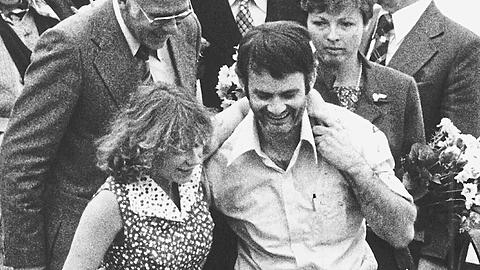 Jürgen Vietor mit der am Bein verletzten Gabi von Lutzau bei der Rückkehr 1977.
