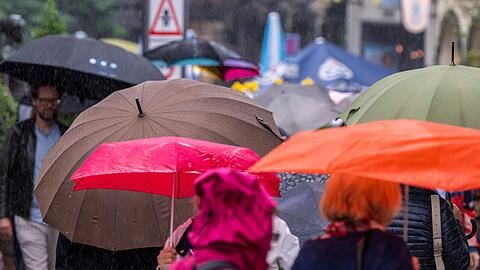 Vor allem in Franken und an den Alpen erwartet der DWD Regen und einzelne Gewitter. (Symbolbild)