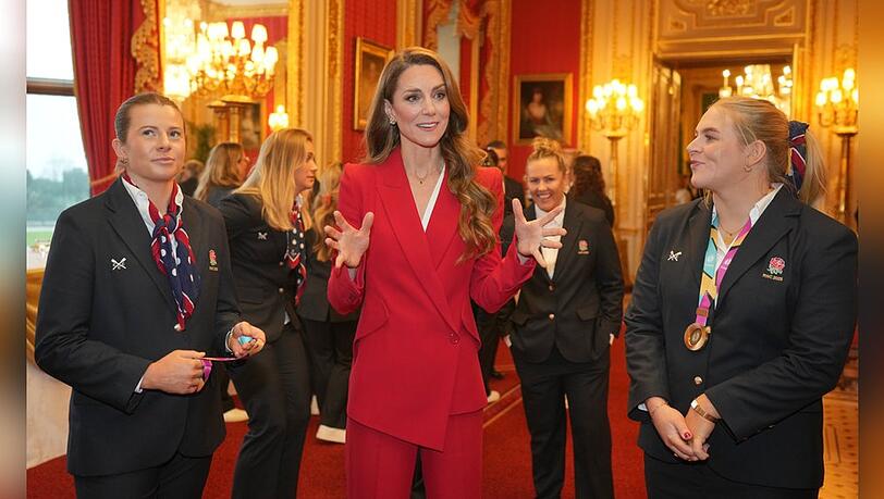 Prinzessin Kate feiert mit den englischen Rugby-Heldinnen.