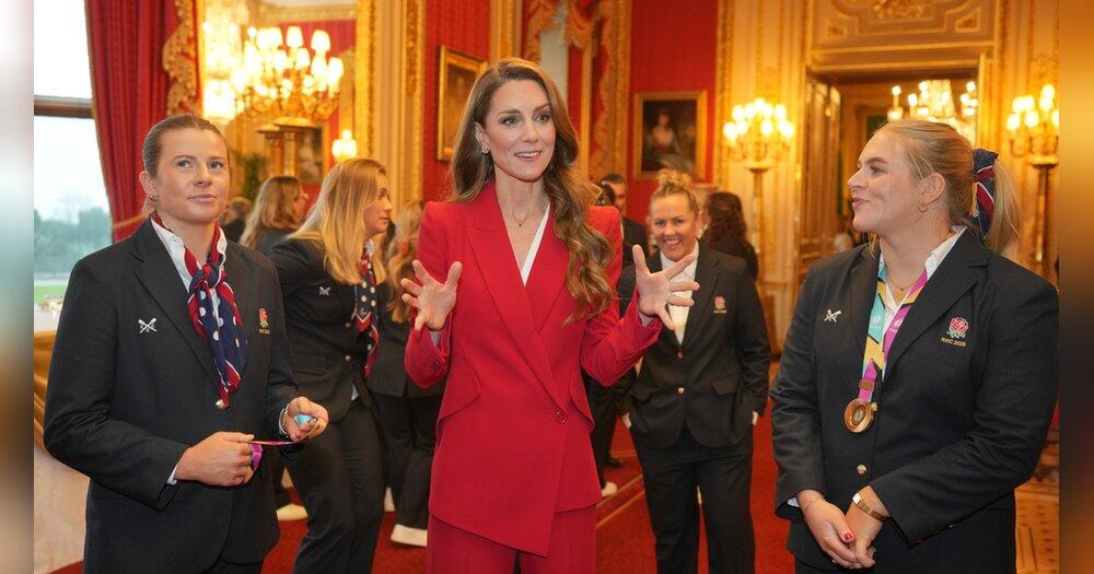 Lady-in-Red-Prinzessin-Kate-feiert-mit-Englands-Rugby-Heldinnen