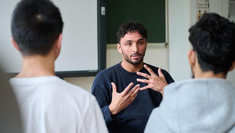 Maximilian Schneider gibt Workshops an Schulen. Ihm ist es wichtig, Jugendliche nicht zu verurteilen.