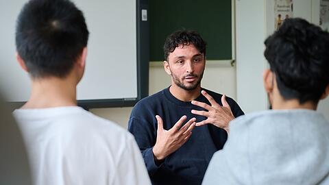 Maximilian Schneider gibt Workshops an Schulen. Ihm ist es wichtig, Jugendliche nicht zu verurteilen.