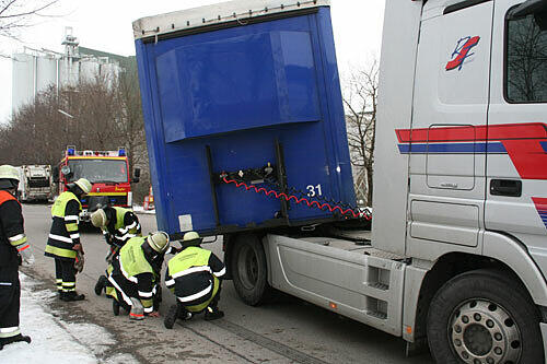 Die Feuerwehr begutachtet den gelösten Hänger