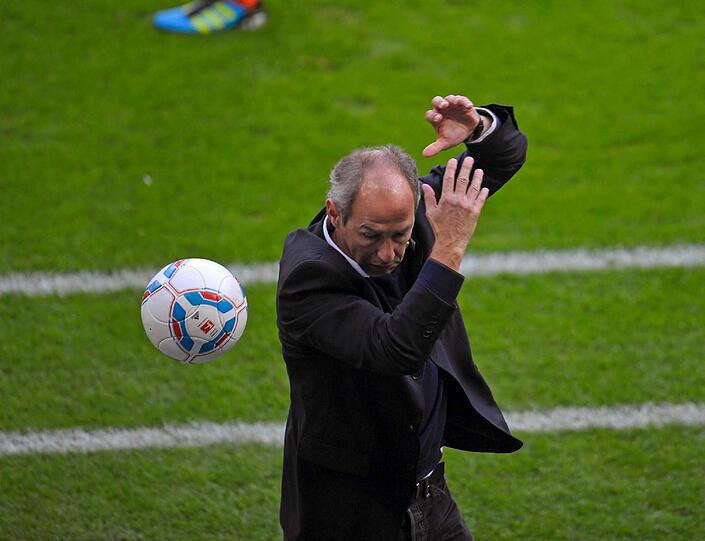 Durchgeflutscht: Löwen-Trainer Reiner Maurer wollte während der Heimschlappe gegen Bochum einen Ball fangen - doch er entglitt ihm. So wie das ganze Spiel.