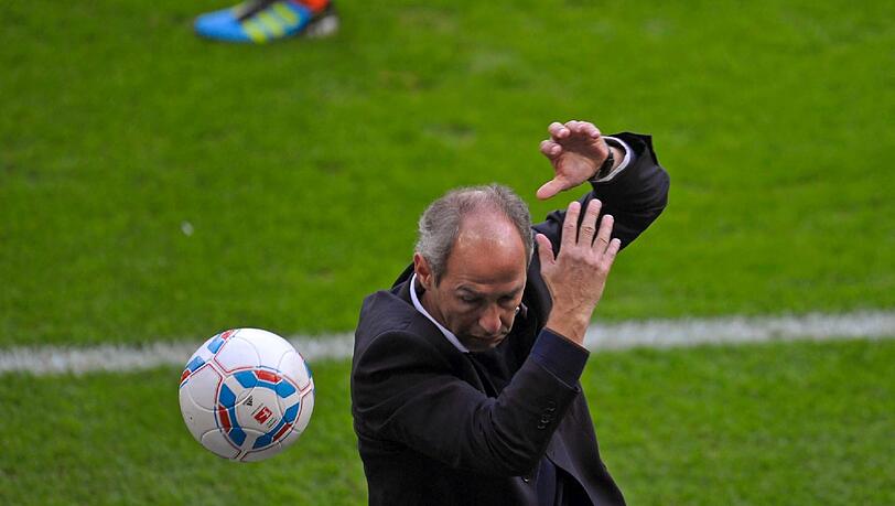 Durchgeflutscht: Löwen-Trainer Reiner Maurer wollte während der Heimschlappe gegen Bochum einen Ball fangen - doch er entglitt ihm. So wie das ganze Spiel. Durchgeflutscht: Löwen-Trainer Reiner Maurer wollte während der Heimschlappe gegen Bochum einen Ball fangen - doch er entglitt ihm. So wie das ganze Spiel.