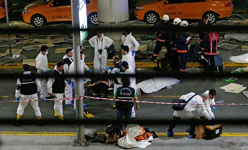 Bei dem Terroranschlag am Flughafen Atatürk in Istanbul haben sich zwei der Angreifer vor dem Ankunftsbereich des Internationalen Terminals in die Luft gesprengt, ein weiterer auf dem angrenzenden Parkplatz.